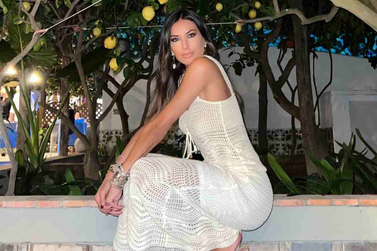 Elisabetta Gregoraci, lo spacco è esagerato: la showgirl lascia di sasso