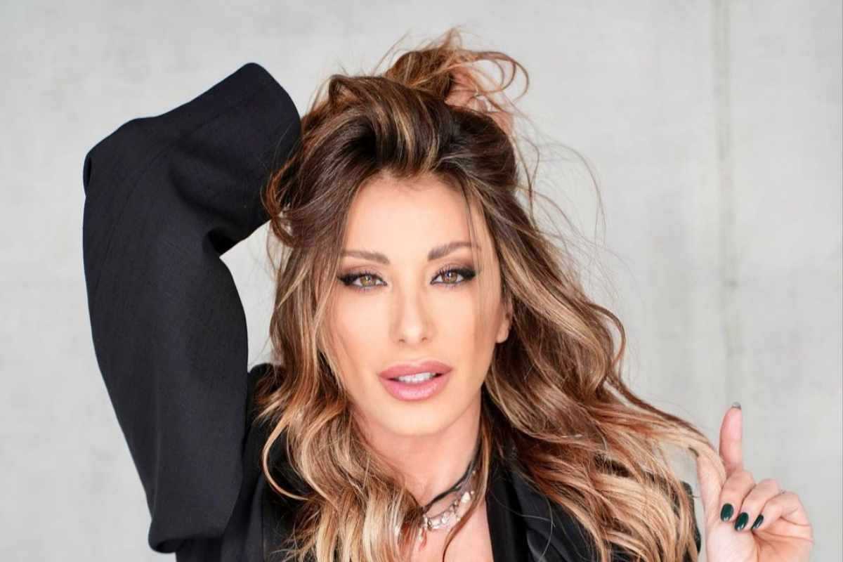 Sabrina Salerno maglietta trasparente si vede tutto