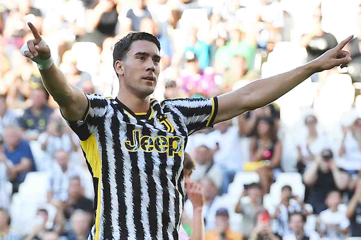 Dusan Vlahovic con la maglia della Juve