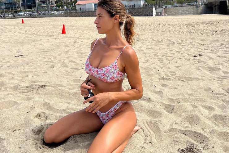 Elisabetta Canalis bikini spiaggia scollatura
