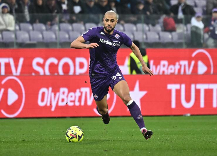 Sofyan Amrabat con la maglia della Fiorentina 