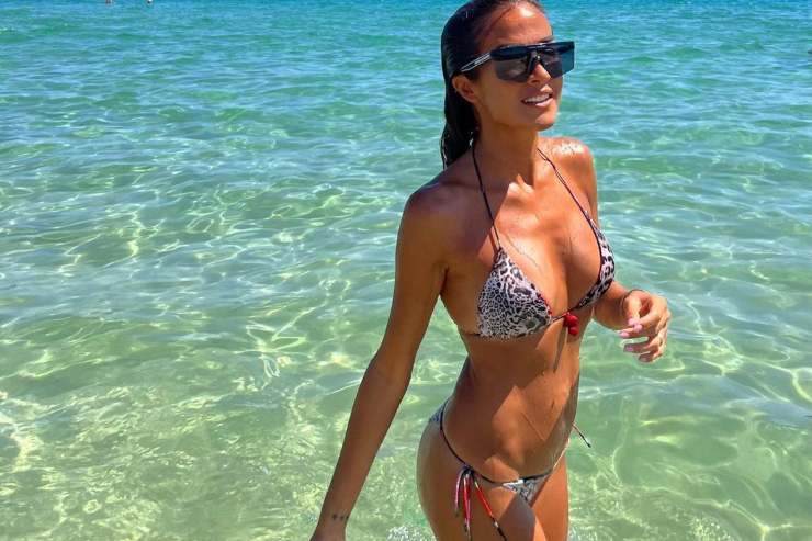 Giorgia Palmas ricordi estate costume bikini scollatura