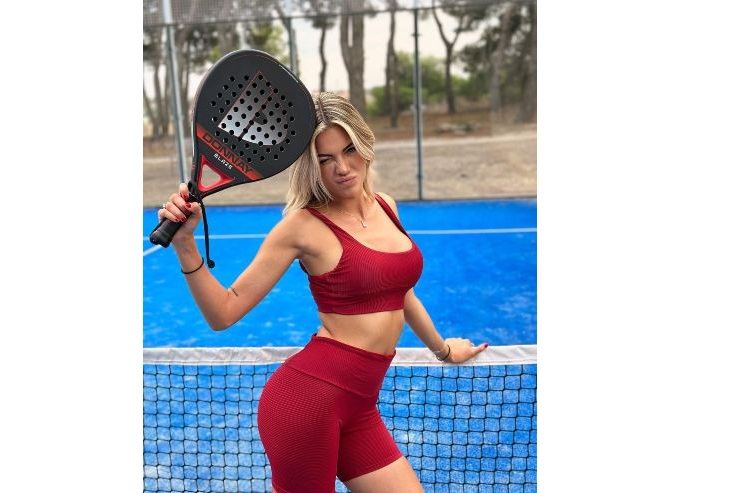 Ludovica Pagani racchetta Padel shorts top aderenti scollatura