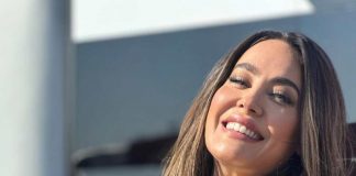 Paola Saulino video gambe accavallate scollatura