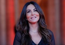 Sabrina Ferilli, il vestito è aperto