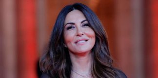 Sabrina Ferilli, il vestito è aperto
