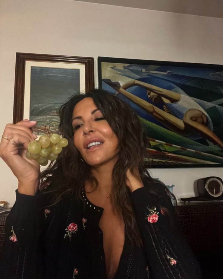 Sabrina Ferilli, la camicia è sbottonata