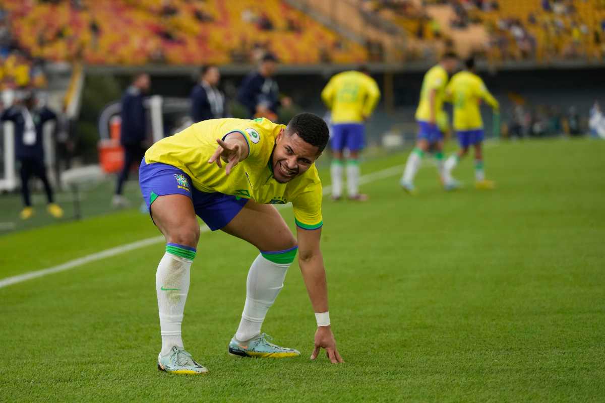 Infortunio Vitor Roque tempi di recupero 
