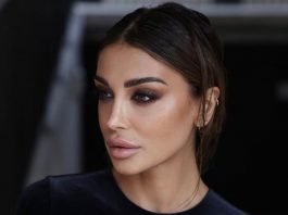 Cristina Buccino Parigi vestito bucato scollatura