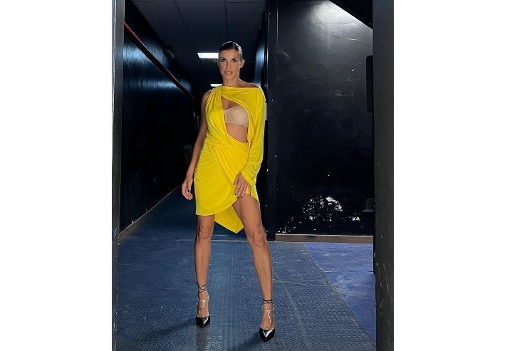 Elisabetta Canalis vestito giallo spacco scollatura