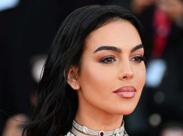 Georgina Rodriguez gambe accavallate