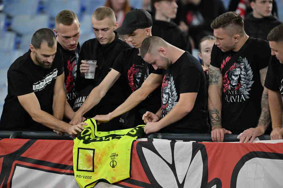 I tifosi dello Slavia Praga con la pettorina insanguinata