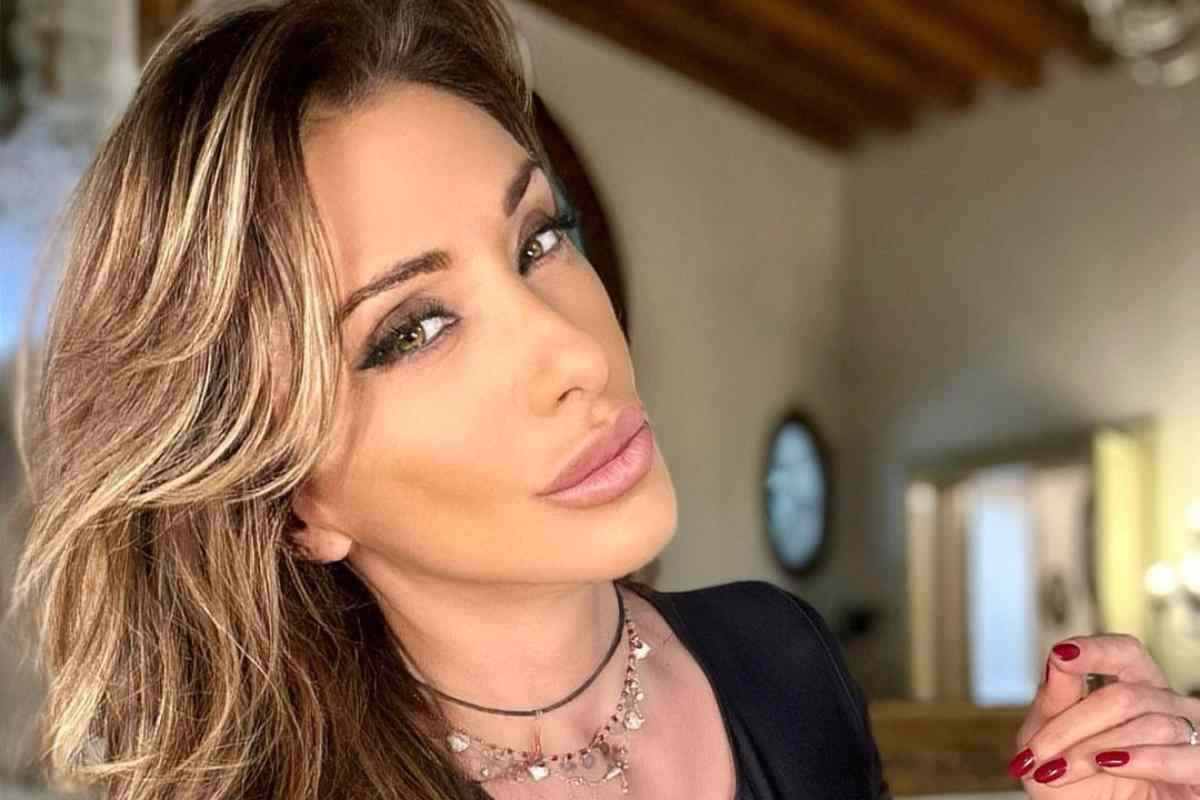 Sabrina Salerno selfie esplosivo scollatura