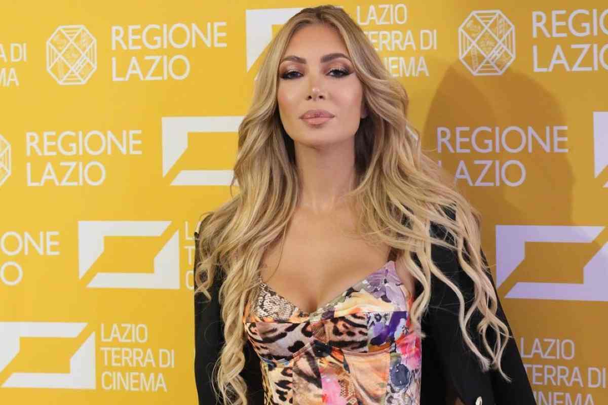 Scollatura esagerata per Laura Cremaschi