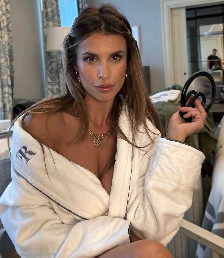 Bollente in accappatoio: Elisabetta Canalis esagera