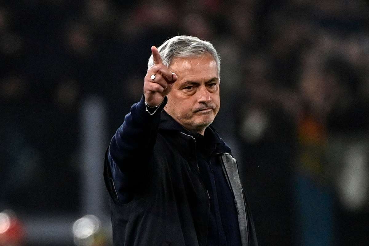 Roma, la reazione di Mourinho allo striscione