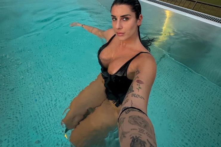 Valentina Vignali selfie bollente piscina scollatura costume