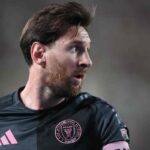 messi guarda il campo durante un'azione