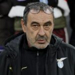 maurizio sarri seduto in panchina