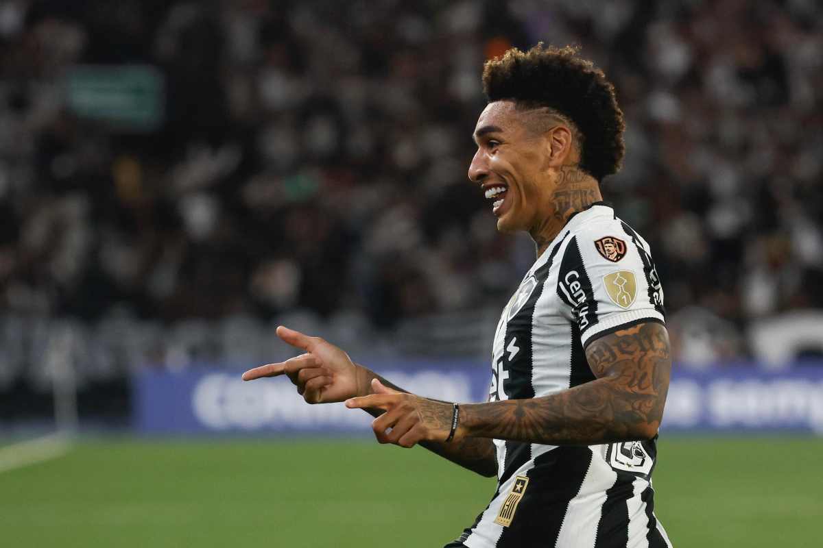 Igor Jesus esulta dopo un gol