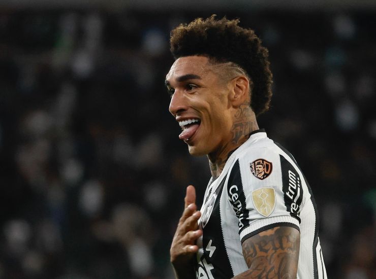 Igor Jesus esulta dopo un gol