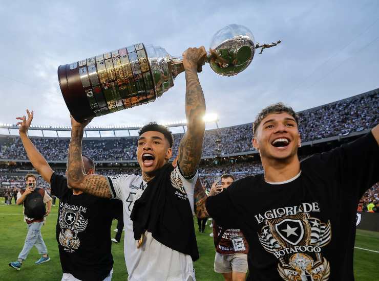 Igor Jesus con la Copa Libertadores