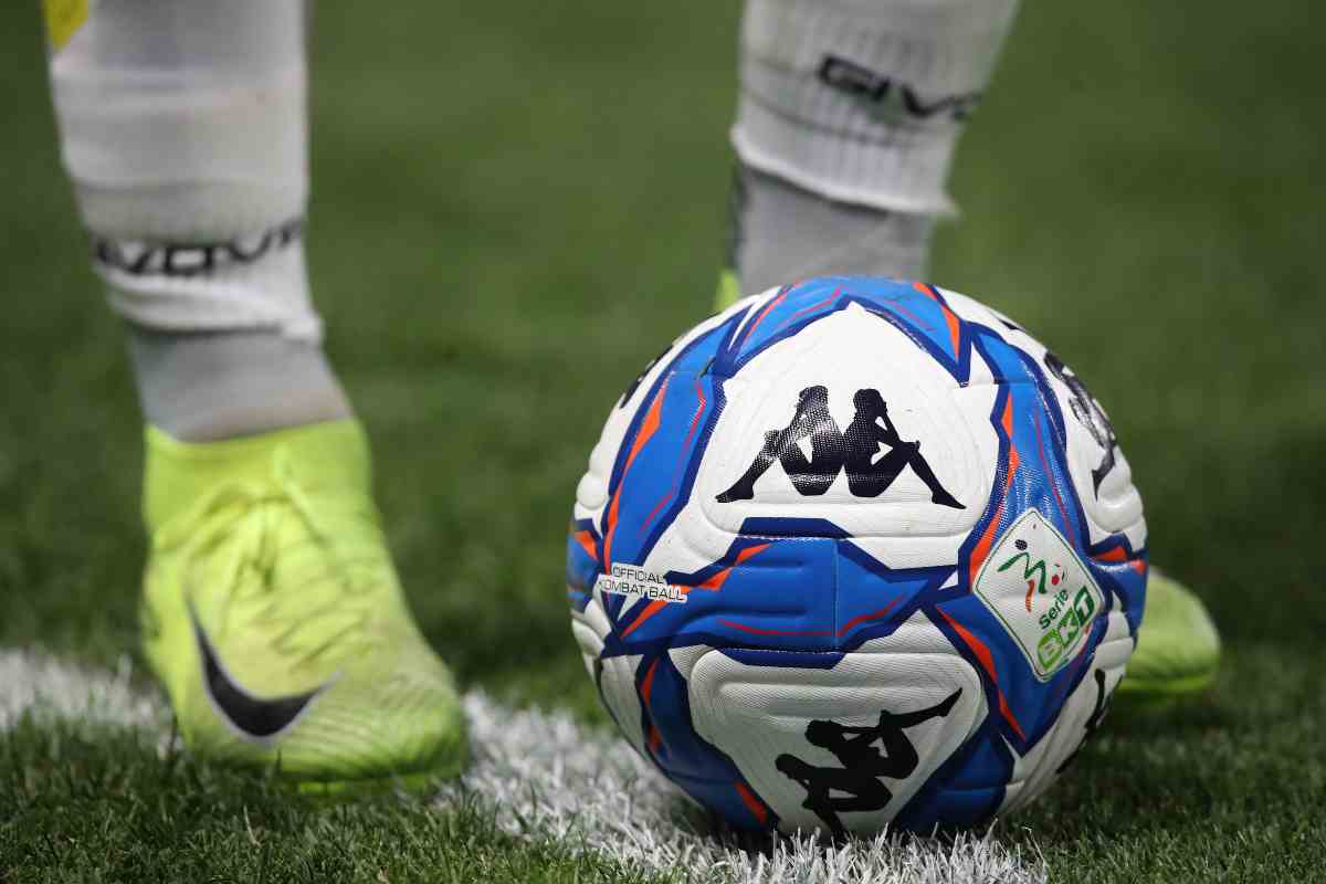 Un pallone durante la partita